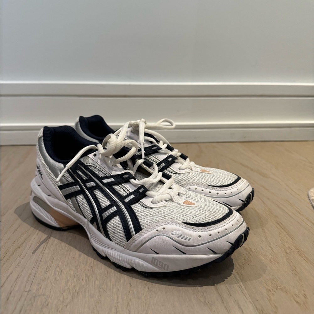 NWOT ASICS Women's 1090 Running Sneakers - Size 8 - Classic White